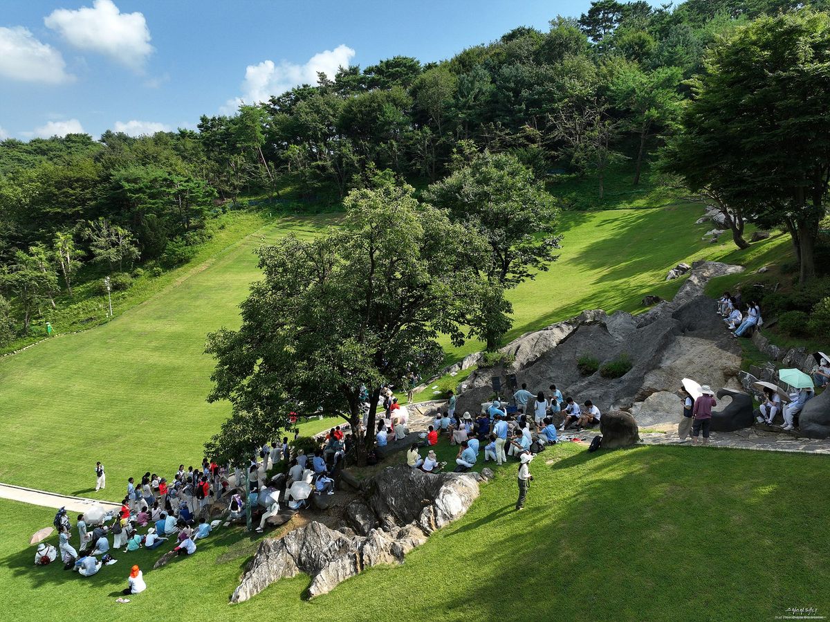 잔디밭 끝 낙타바위