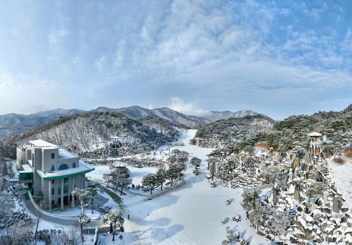 눈으로 덮인 겨울철 월명동 자연성전 전경