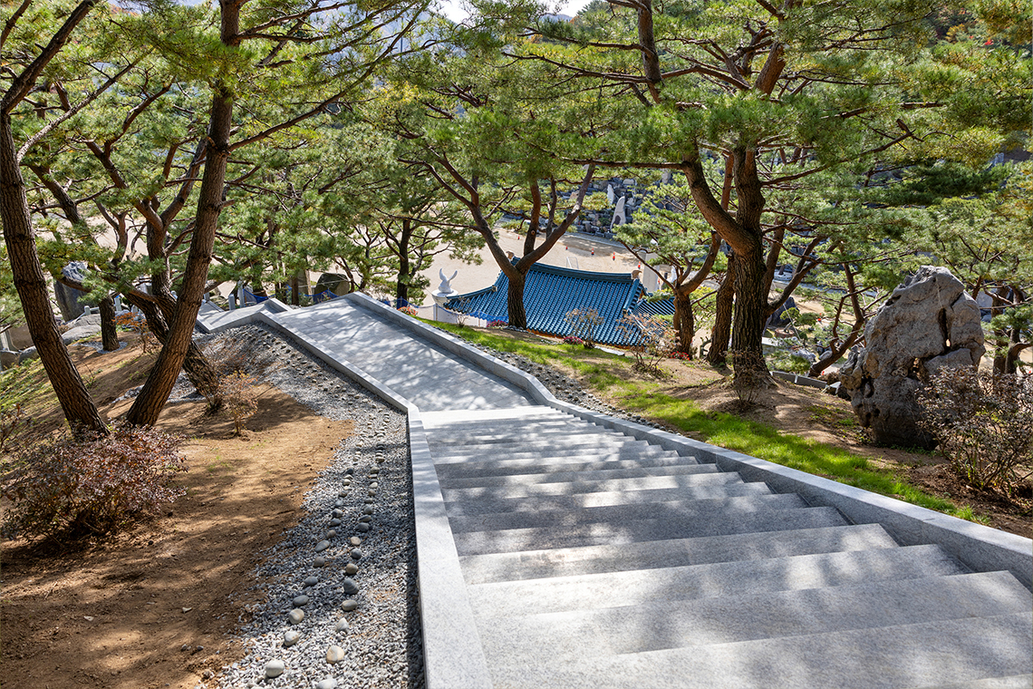청기와집이 함께 보이는 월명동 자연성전 기도동산 진입 계단 풍경