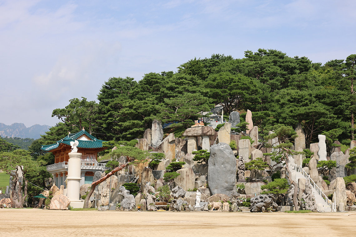 월명동 자연성전 내 기도동산 전경, 자연 지형을 따라 조성된 기도 공간