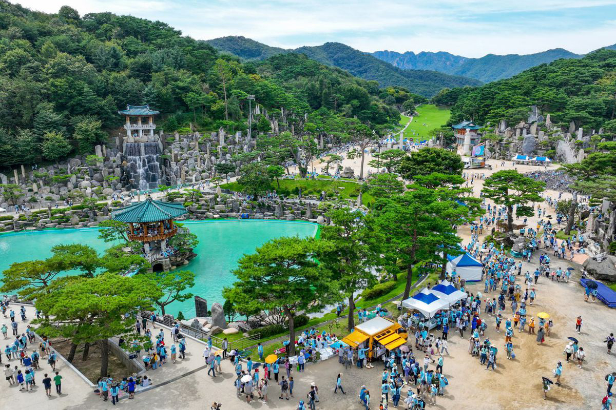 자연을 감상하며 휴식하는 사람들이 함께 보이는 월명동 자연성전 월명호