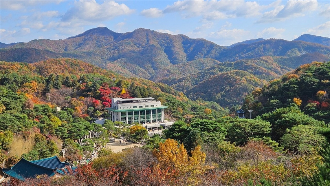 가을 단풍으로 물든 월명동 자연성전 성자 사랑의 집 전경